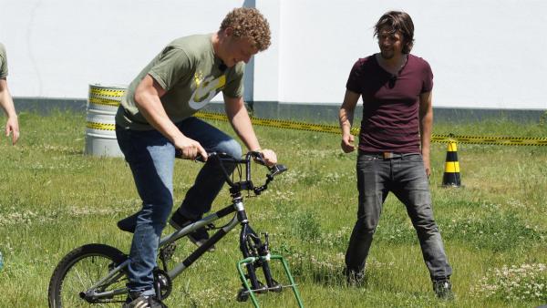 Kenneth testet den selbstgebauten Bike-Rasenmäher! | Rechte: ZDF/Sina Klaus
