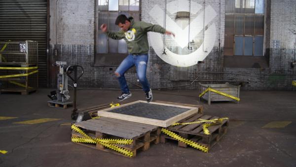 Ein Traum geht in Erfüllung: Cem springt auf einem selbstgebauten Trampolin aus alten Fahrradschläuchen. | Rechte: ZDF/Sina Klaus