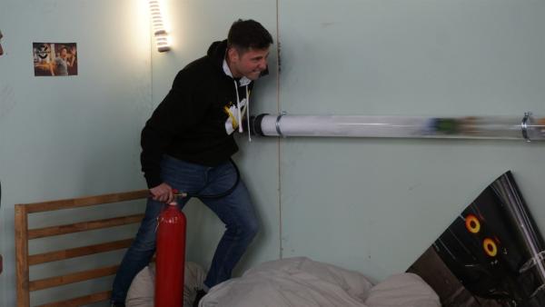 Müll per Rohrpost entsorgen? Tommy und das Testteam versuchen es mit dem Druck eines Feuerlöschers. | Rechte: ZDF/Laura Dalinghaus
