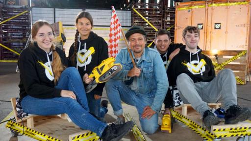 In der Checkpoint-Halle sitzen Laura, Maja, Moderator Tommy Scheel, Cem und Felix. 