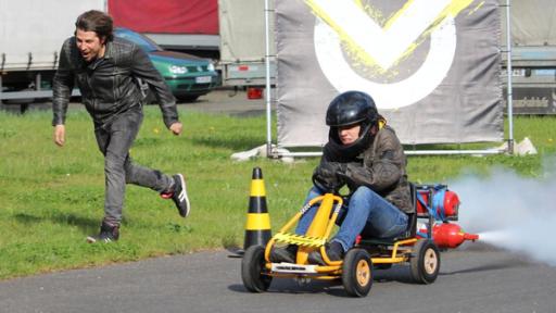 Ein Minikart mit Motorantrieb lässt die Reifen qualmen