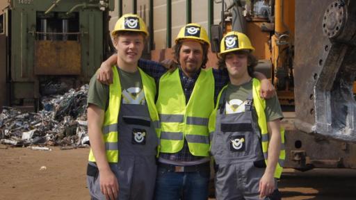 Die Jungs versuchen sich als Safeknacker und posieren zu dritt in Schutzkleidung.