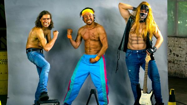 Tommy und zwei weitere Männer posieren mit verrückten Verkleidungen und aufgemalten Sixpacks. | Rechte: ZDF