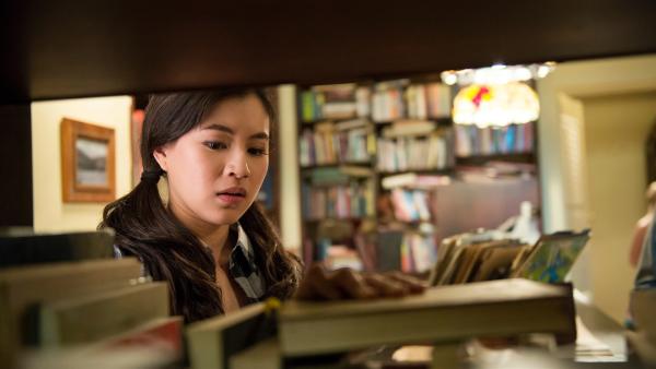 Kyra  (Kimie Tsukakoshi) steht im Buchladen von Maxwell. Noch ahnt sie nicht, dass sich dahinter eine magische Bibliothek verbirgt. | Rechte: ZDF/Jonathan M. Shiff Productions/Screen Queensland