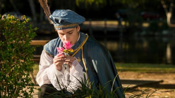 Peter (Jamie Carter) glaubt weiterhin, er sei der echte Romeo. Er möchte seiner Julia eine Blume überreichen. | Rechte: ZDF/Jonathan M. Shiff Productions/Screen Queensland