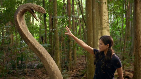 Kyra (Kimie Tsukakoshi) ist sicher, das die steinerne Kobra einen Schlüssel zum "Tempel des purpurnen Lotus" bewacht. Sie versucht, die Schlange mit Magie dazu zu bewegen, den Schlüssel herauszugeben. | Rechte: ZDF/2020 Jonathan M. Shiff Productions/Mark Taylor