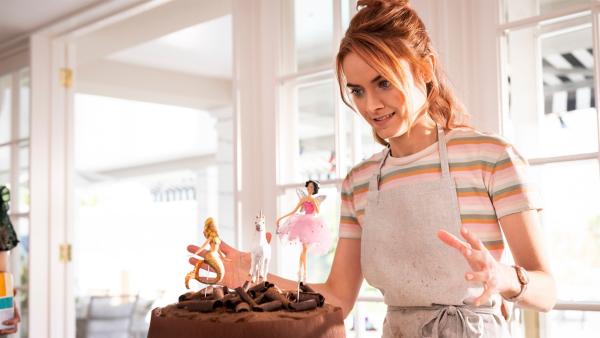 Mathilda (Arnijka Larcombe-Weate) bewundert die von ihr selbst gebackene Geburtstagstorte. Sie soll eine Überraschung für ihre beste Freundin Kyra sein. | Rechte: ZDF/2020 Jonathan M. Shiff Productions/Mark Taylor