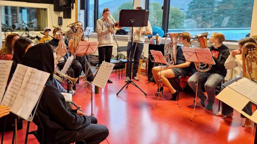 Erste Liebe (S01/E08) | Erste musikalische Versuche: Viele Schülerinnen und Schüler vom Camp in der Wildnis unterstützen in ihrem Auslandsjahr das Orchester im nahe gelegenen Tonstad. 