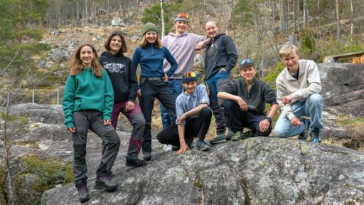 Ab nach Norwegen! (S01/E01) | Von links: Emma, Emilia, Leyla, Max, Niklas, Kaja, Ben und Max sind zu einem starken Team zusammengewachsen. 