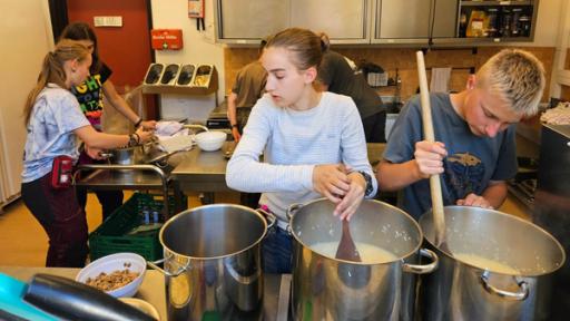 Norwegisch für Anfänger (S01/E02) | Emma, Maxi und Co sind heute im Küchenteam. Für fast alle ist Kochen noch völliges Neuland. Und dann sollen gleich 40 knurrende Mägen versorgt werden!