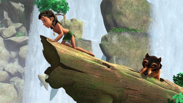 Mogli (l.) und Phaona (r.) haben Glück: Der Baumstamm ist beim Sturz im Wasserfall an einem Felsen hängen geblieben. | Rechte: ZDF/DQ Entertainment 
