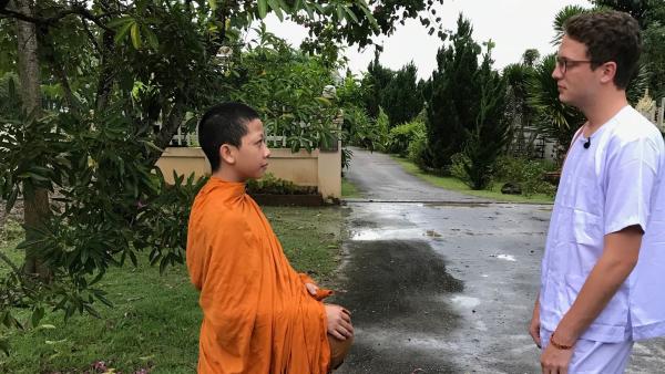 Philipp im Kloster. Er begleitet einen 14-jährigen Mönch und lernt den sehr geregelten Klosteralltag kennen. | Rechte: ZDF/Swantje Cichowlas