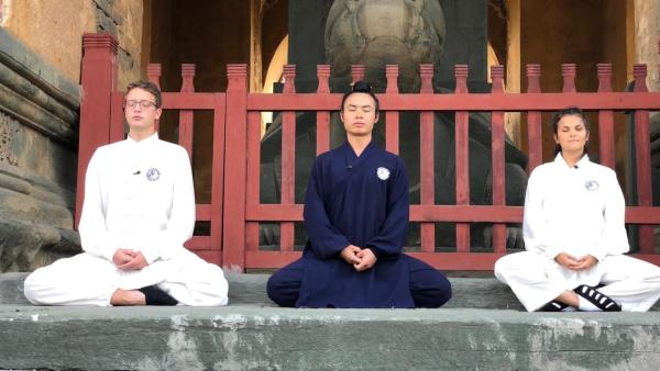Louisa und Philipp meditieren mit Mönch in China | Rechte: ZDF