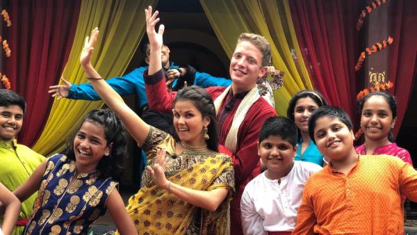 Louisa und Philipp mit indischen Kindern | Rechte: ZDF
