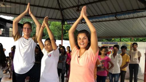 Louisa und Philipp machen Yogaübung in Indien