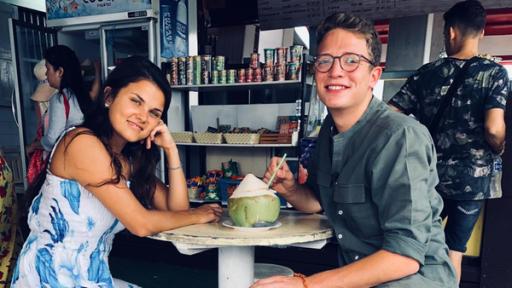 Louisa und Philipp in einem Kiosk in Thailand