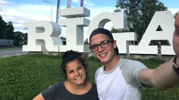 Philipp und Louisa sind in der lettischen Hauptstadt Riga angekommen. Dort werden sie unter anderem an einem riesigen internationalen Chorfestival teilnehmen. | Rechte: ZDF/Sarah Winkenstette