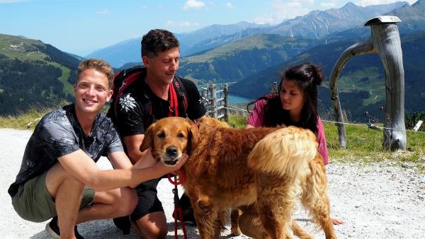 In den österreichischen Bergen lernen Louisa und Philipp den Bergrettungshund Sam und seinen Trainer Stefan kennen. | Rechte: ZDF/Sarah Winkenstette