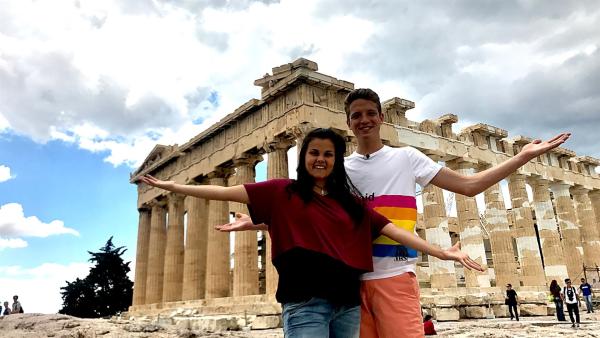 Louisa und Philipp sind in Griechenland angekommen. Dort steht natürlich auch ein Besuch der berühmten Akropolis in der Hauptstadt Athen auf dem Programm. | Rechte: ZDF/Georg Bussek