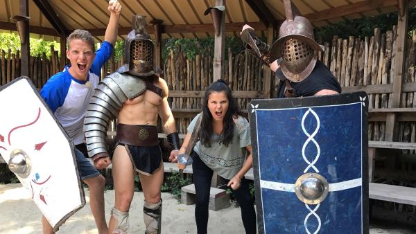 In Rom kämpfen Louisa und Philipp als Gladiatoren gegeneinander. Vorher bekommen sie ein echtes professionelles Gladiatoren-Training. | Rechte: ZDF/Sarah Winkenstette