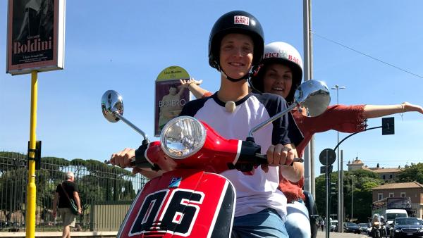Klar, zu Italien gehört natürlich auch Motorrollerfahren. Louisa und Philipp besuchen ein Festival, bei dem es nur um alte Roller geht. | Rechte: ZDF/Sarah Winkenstette
