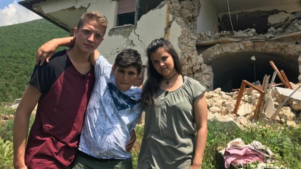 Philipp und Louisa sind in Italien angekommen. In dem kleinen Ort Norcia zeigt ihnen der elfjährige Mattia sein Zuhause, das von einem Erdbeben zerstört wurde. | Rechte: ZDF/Sarah Winkenstette
