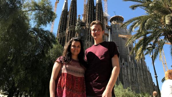 In Barcelona schauen sich Louisa und Philipp nicht nur Sehenswürdigkeiten an. Sie wollen dort von Jugendlichen auch wissen, was sie von der katalanischen Unabhängigkeit halten. | Rechte: ZDF/Georg Bussek