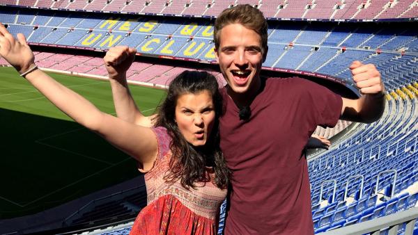 Louisa und Philipp gönnen sich auf ihrer Spanienreise einen Besuch im berühmten Camp Nou in Barcelona. Später sind sie mit Jugendlichen verabredet, die den Fußball-Klassiker FC Barcelona gegen Real Madrid schauen. | Rechte: ZDF/Georg Bussek