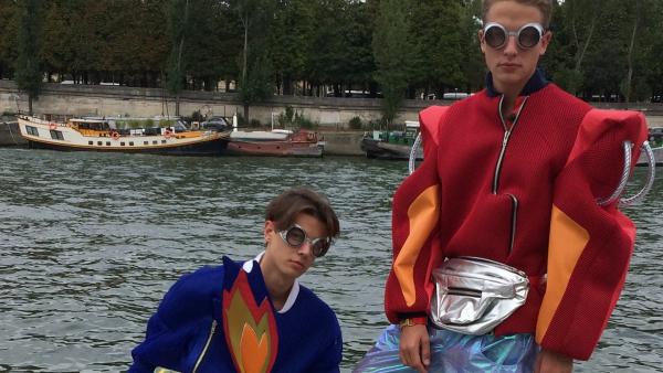 Philipp nimmt in der Modehauptstadt Paris an einer Modenschau teil. Was wohl Louisa zu diesem Outfit sagen wird? | Rechte: ZDF/Sarah Winkenstette