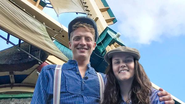 Louisa und Philipp posieren vor einer Windmühle. | Rechte: ZDF