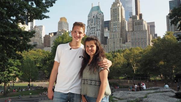 In New York erkunden Louisa und Philipp nicht nur den riesigen Central-Park, sondern checken auch, wie es auf der teuersten Einkaufsmeile der Welt ist. | Rechte: ZDF/Georg Bussek
