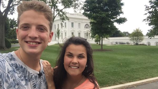 Louisa und Philipp sind in Washington und wandeln im Weißen Haus auf den Spuren US-amerikanischer Präsidenten. | Rechte: ZDF/Georg Bussek