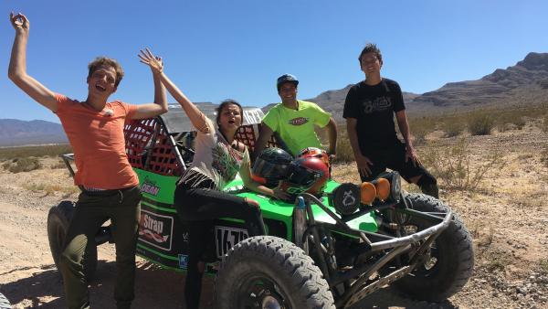 Mit einem Geländewagen durch die Wüste? Kein Problem, Louisa und Philipp rocken das Hinterland von Las Vegas. | Rechte: ZDF/Georg Bussek