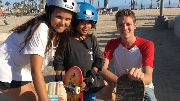 Louisa und Philipp treffen am Strand von Los Angeles den 12-jährigen Nachwuchsskater Asher. | Rechte: ZDF/Georg Bussek