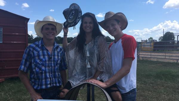 Was macht eigentlich ein echter Cowboy? Das testen Louisa und Philipp mit dem 17-jährigen Budreaux in Texas. | Rechte: ZDF/Georg Bussek