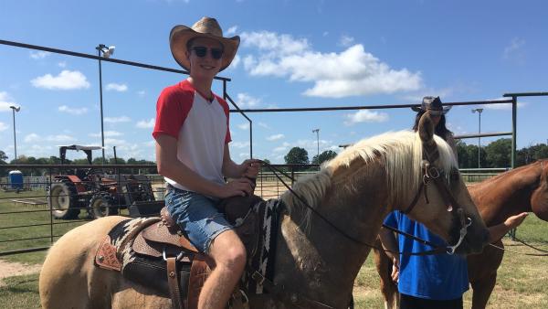 Was muss ein echter Cowboy können? Klar auf einem Pferd sitzen. In Texas gibt Philipp dabei sein Bestes. | Rechte: ZDF/Georg Bussek