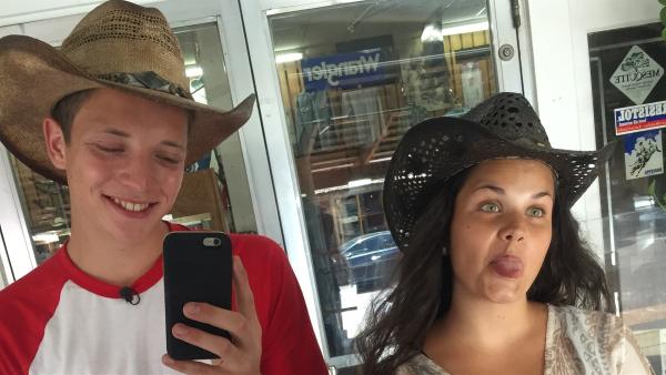 In Texas lernen Louisa und Philipp einen echten Cowboy kennen. Deshalb dürfen natürlich die Hüte nicht fehlen. | Rechte: ZDF/Georg Bussek