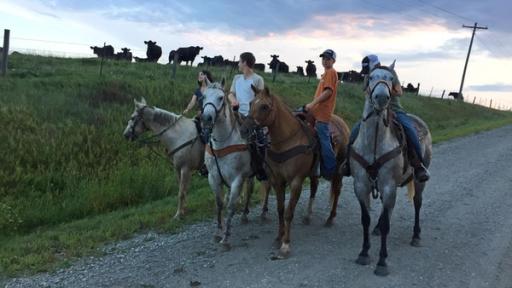 Louisa und Philipp reiten in Iowa auf Pferden