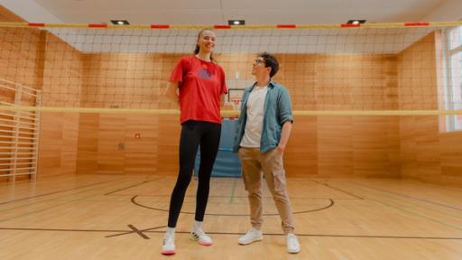 Groß, größer, am größten. Anamarija erklärt Christoph welche Vorteile sie beim Volleyball hat