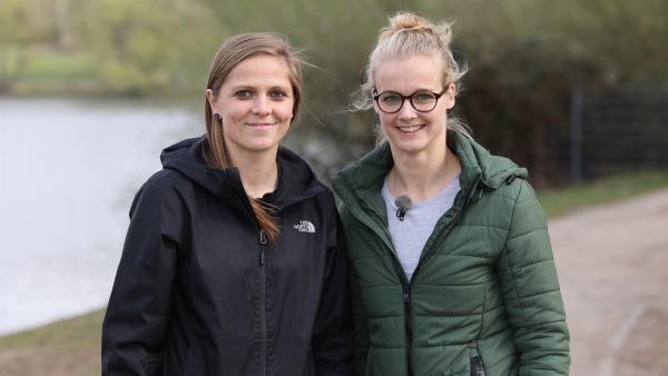 Zu Gast im Zockerhaus sind die Freundinnen Anna und Anna. Sie sind Freundinnen und auch Konkurrentinnen, denn beide spielen als Torfrau bei Bayer 04. | Rechte: ZDF/Frank Hempel