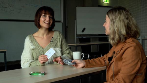 Lotte und Michelle fachsimpeln darüber, was einen Hit ausmacht. | Rechte: Radio Bremen/Matthias Kind