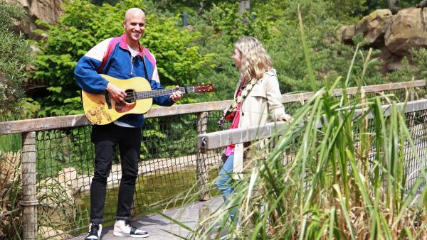 Perfekter Ort für ein Konzert: Milow und Michelle singen zusammen den Song „ASAP“ – die Pinguine lauschen gespannt. | Rechte: Radio Bremen/Helena Brinkmann