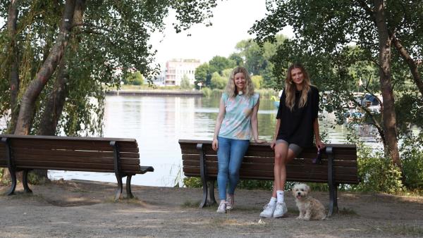 Mit Hündchen Marli suchen sich Michelle und Leony einen Platz am Wasser. | Rechte: Radio Bremen/Helena Brinkmann