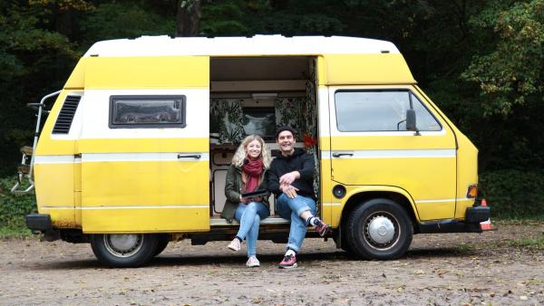 Mit dem Bulli unterwegs: Bosse und Michelle fahren mit dem passenden Campervan zum Zeltplatz an der Elbe | Rechte: Radio Bremen/Helena Brinkmann