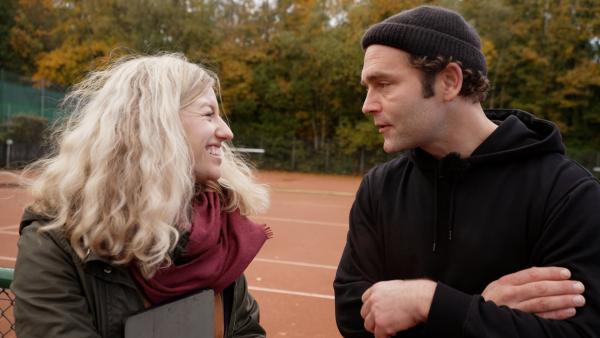 Vor dem Tennisspiel klären Bosse und Michelle, was es mit dem Musikvideo zum Song „Der letzte Tanz“ auf sich hat. | Rechte: Radio Bremen/Helena Brinkmann