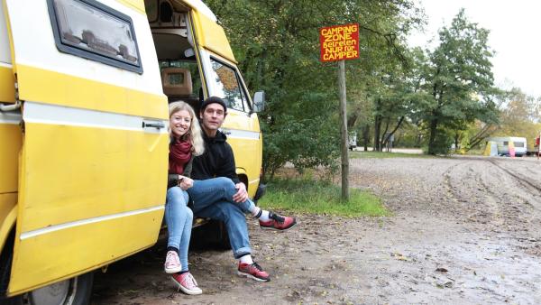 Mit dem Bulli unterwegs: Bosse und Michelle fahren mit dem passenden Campervan zum Zeltplatz an der Elbe. | Rechte: Radio Bremen/Helena Brinkmann