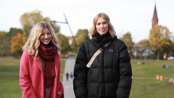 Bei einem Spaziergang sprechen Michelle und Lea über den Song „Immer wenn wir uns sehen“ | Rechte: Radio Bremen/Helena Brinkmann