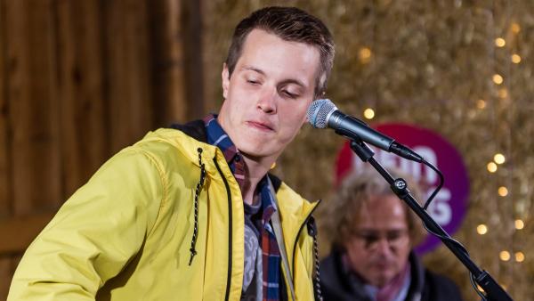 Lars (18) hat einen perfekten Song geschrieben und trägt ihn perfekt vor. Dennoch, seine Aussage ist: "wer will schon perfekt sein". | Rechte: ZDF/André Conrad