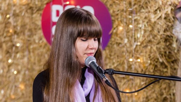 Kandidatin Sophie (14) lädt mit ihrem Song "let me dream" zum Träumen ein. | Rechte: ZDF/André Conrad
