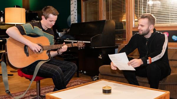 Bevor es zur Musikproduktion geht, entwickeln Lars (18) und sein prominenter Pate Topic auf der Basis der akustischen Vorlage eine Idee zum Playback. | Rechte: ZDF/André Conrad